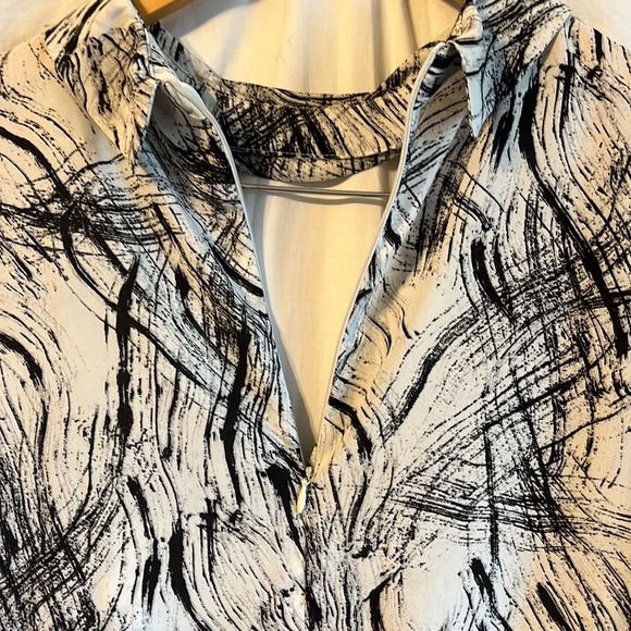 ASTR The Label Black and White Abstract Long Sleeve Keyhole Blouse - Picture 6 of 7